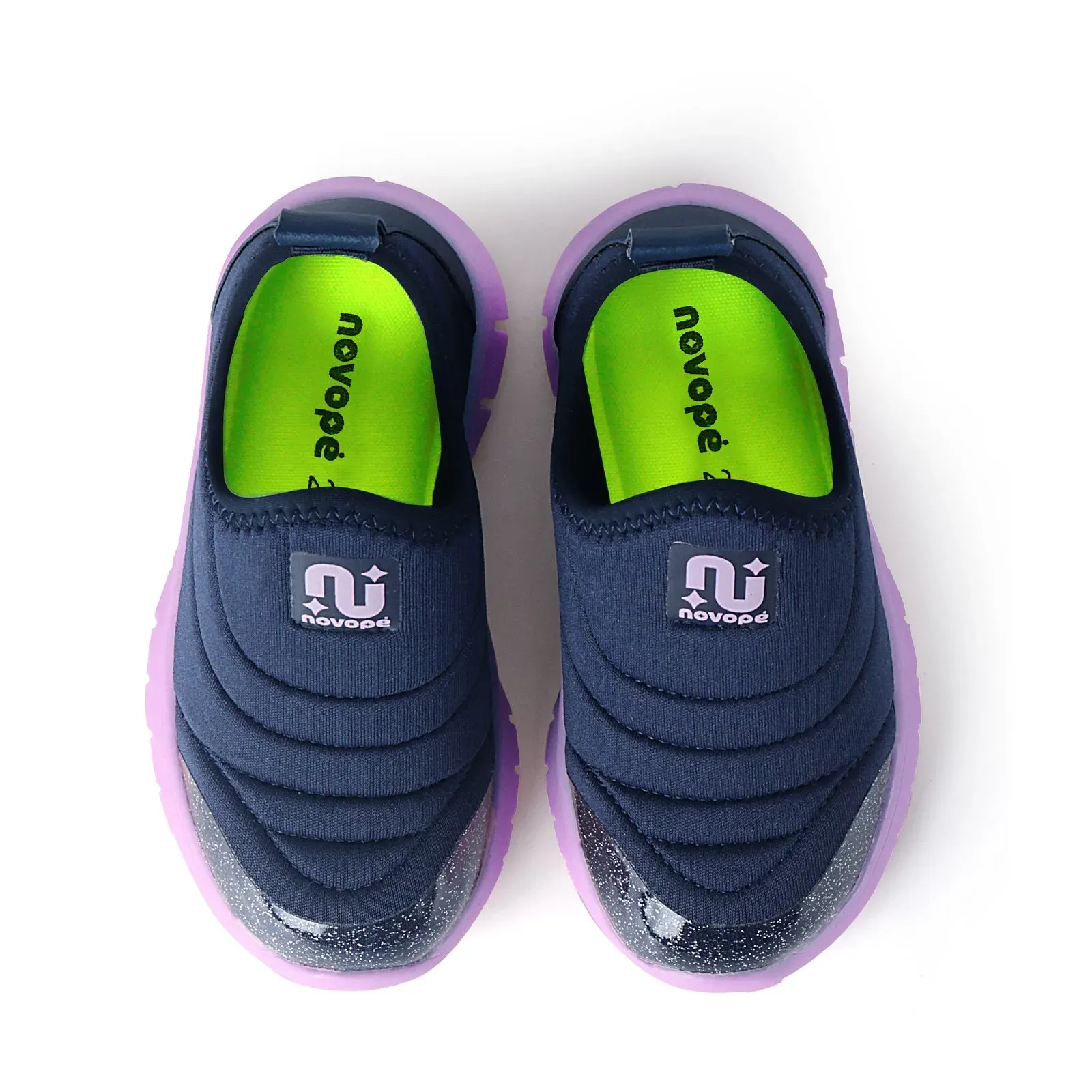 Tênis infantil slip on Novopé azul marinho com detalhes lilás, vista lateral